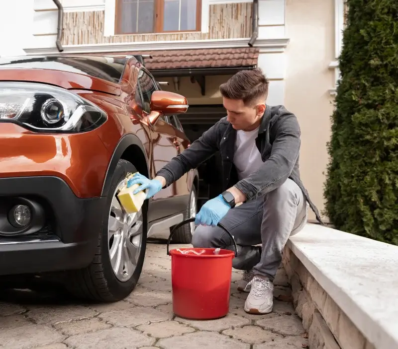 Lavage auto à domicile Villeneuve : professionnel intervenant sur un véhicule
